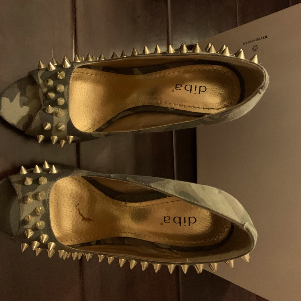 Green camouflage heels with gold spikes